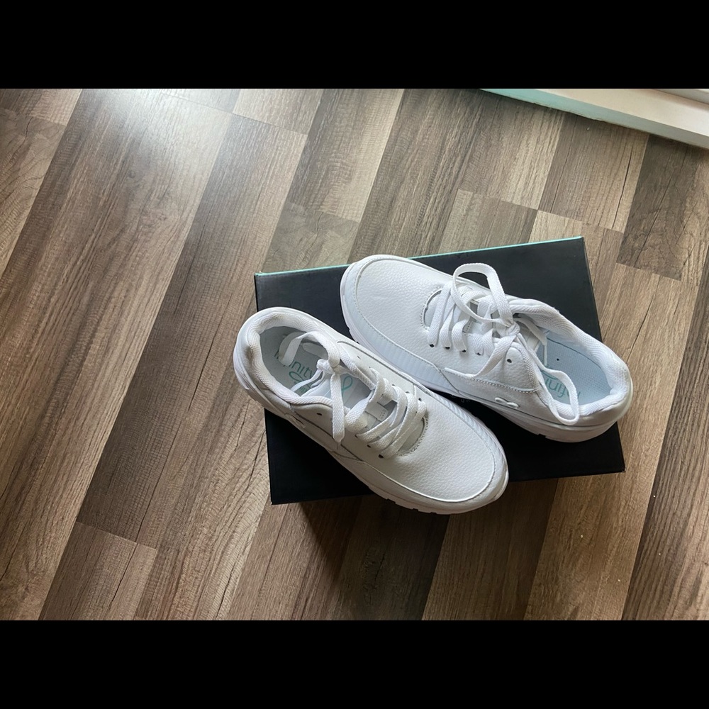 Flow athletic shoe